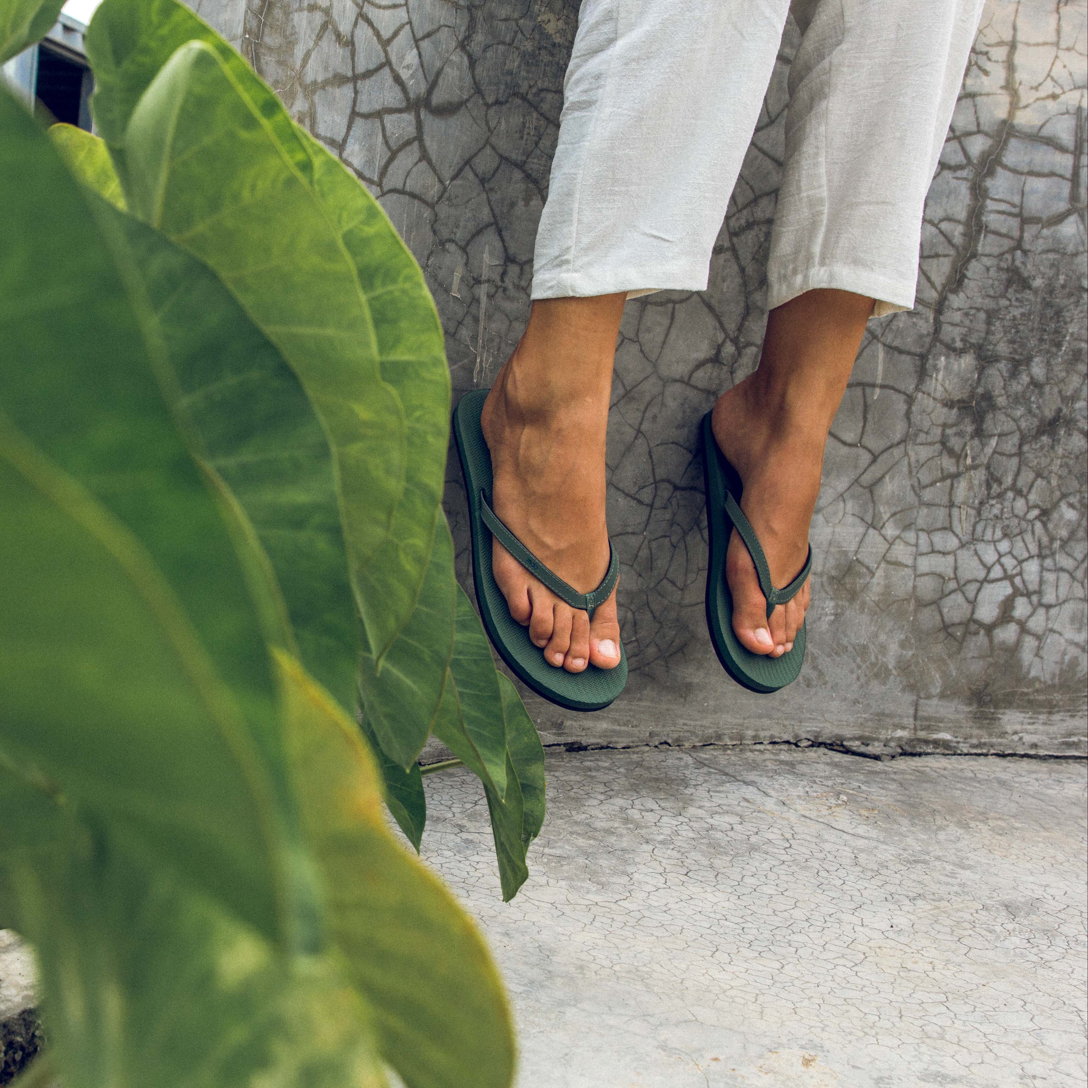 Women's Flip Flops - Leaf