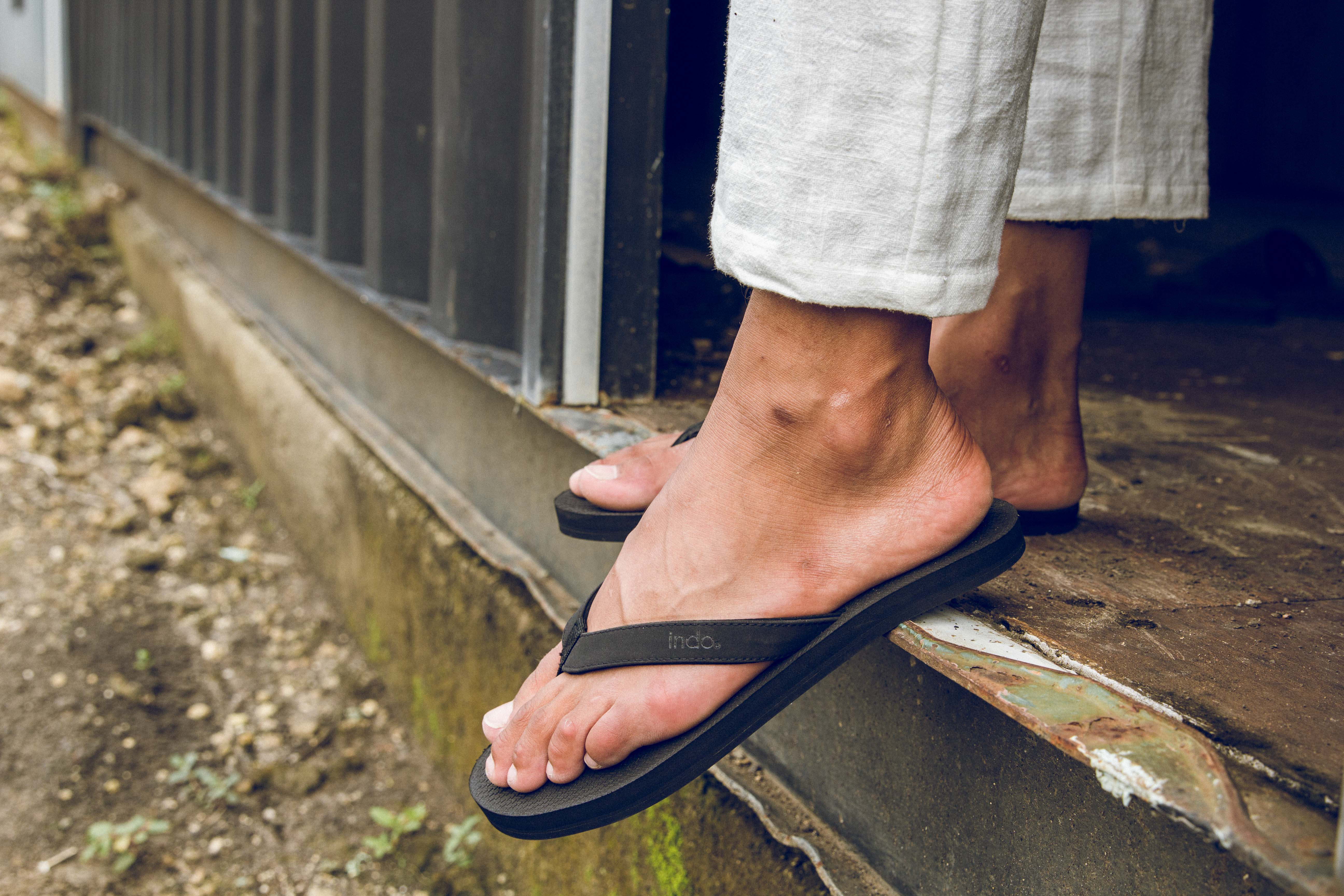 Men wearing best sale flip flops